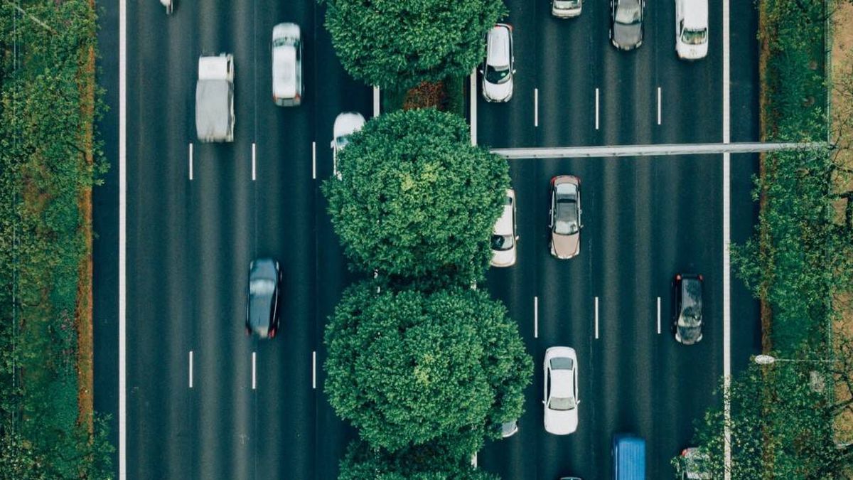 Siete consejos para conducir de forma eficiente respetando el entorno