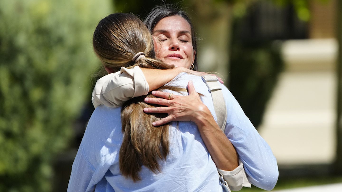 El abrazo entre doña Letizia y Leonor en Zaragoza. (Limited Pictures)