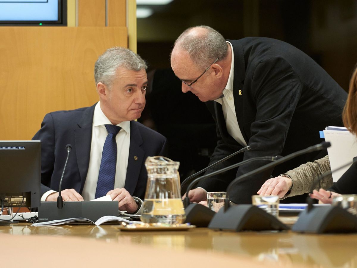Foto: Urkullu dialoga con Joseba Egibar en su comparecencia en el Parlamento Vasco el 18 de febrero para dar explicaciones sobre el derrumbe de Zaldibar. (EFE)