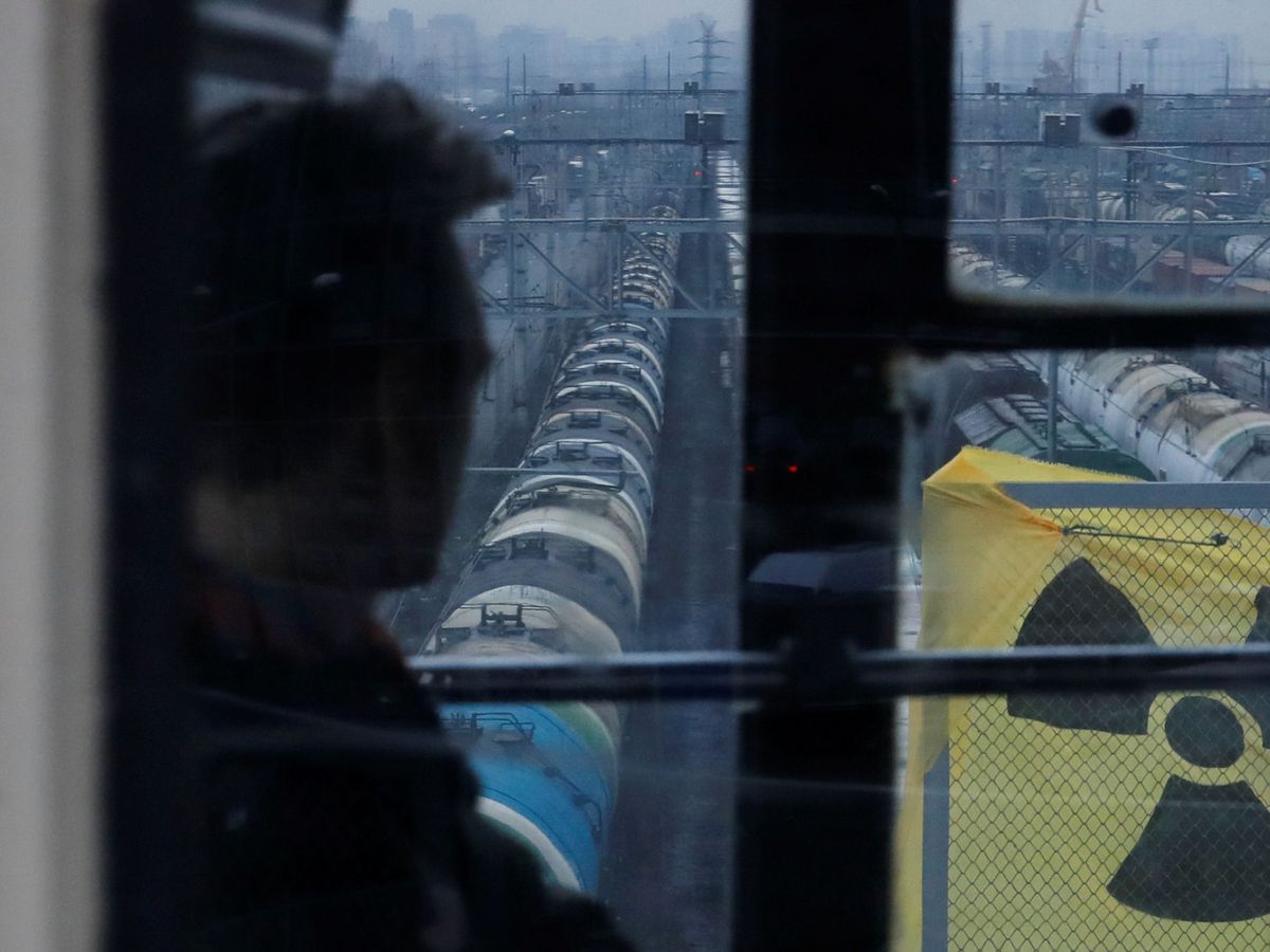 Foto: Un pasajero observa un símbolo nuclear en San Petesburgo, Rusia. (Reuters)