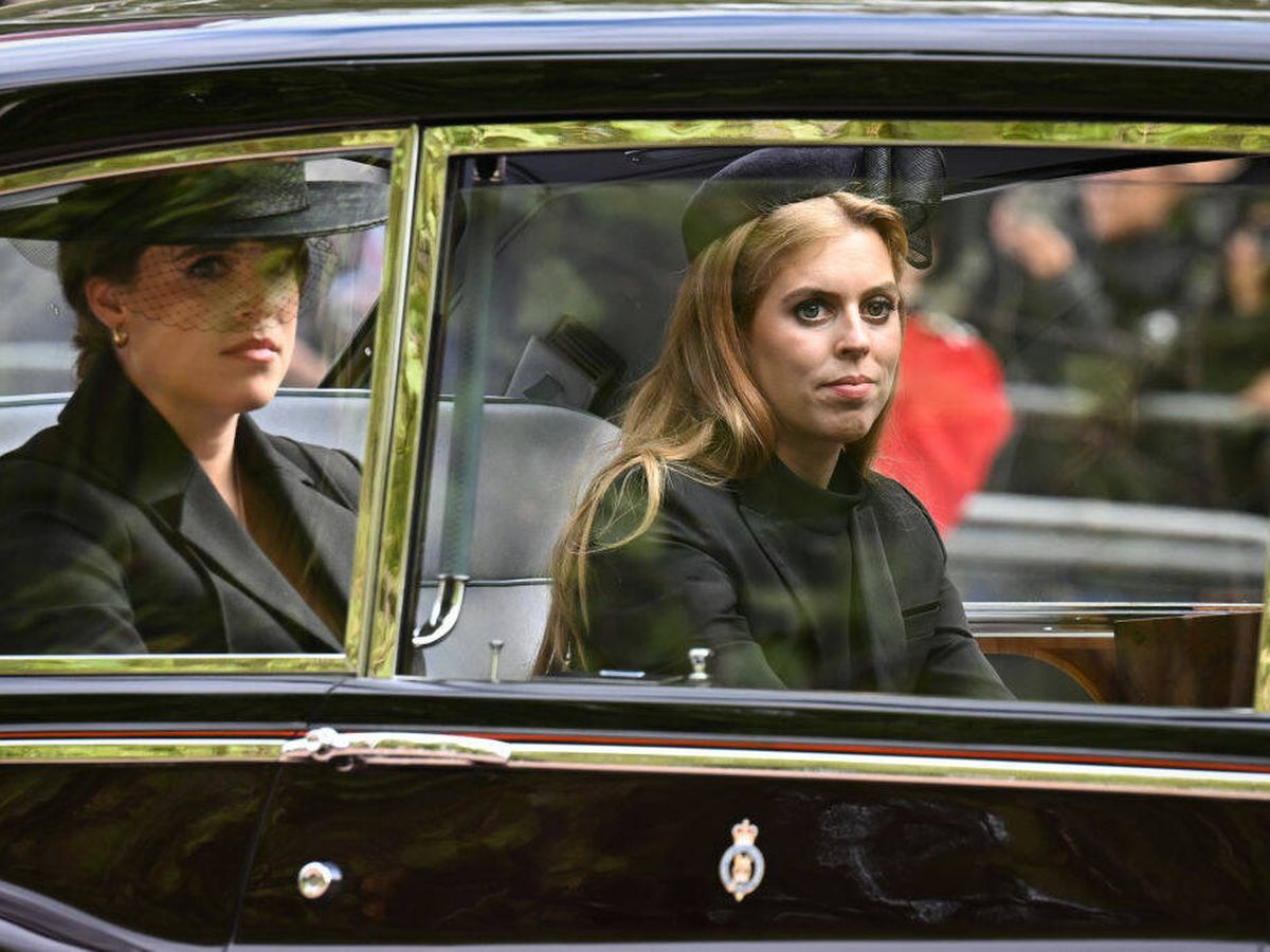 Foto: Beatriz y Eugenia de York, durante el funeral de su abuela, Isabel II. (Getty)