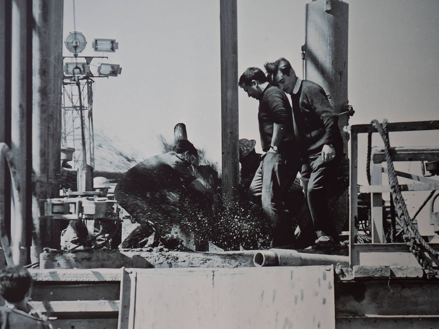 Petróleo saliendo a borbotones de un pozo en los años 60.