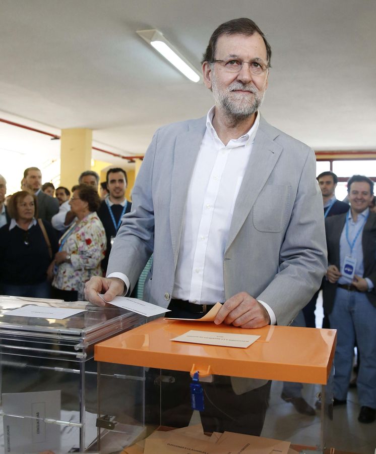 Foto: El presidente del Gobierno, Mariano Rajoy, deposita su voto para las elecciones del 24M este domingo. (EFE)