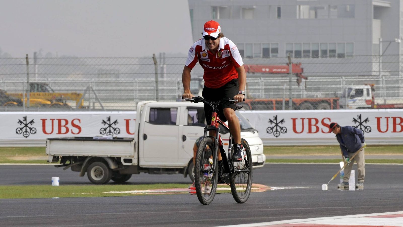 Foto: Fernando Alonso siempre ha sido un apasionado del ciclismo (Franck Robichon/EFE).