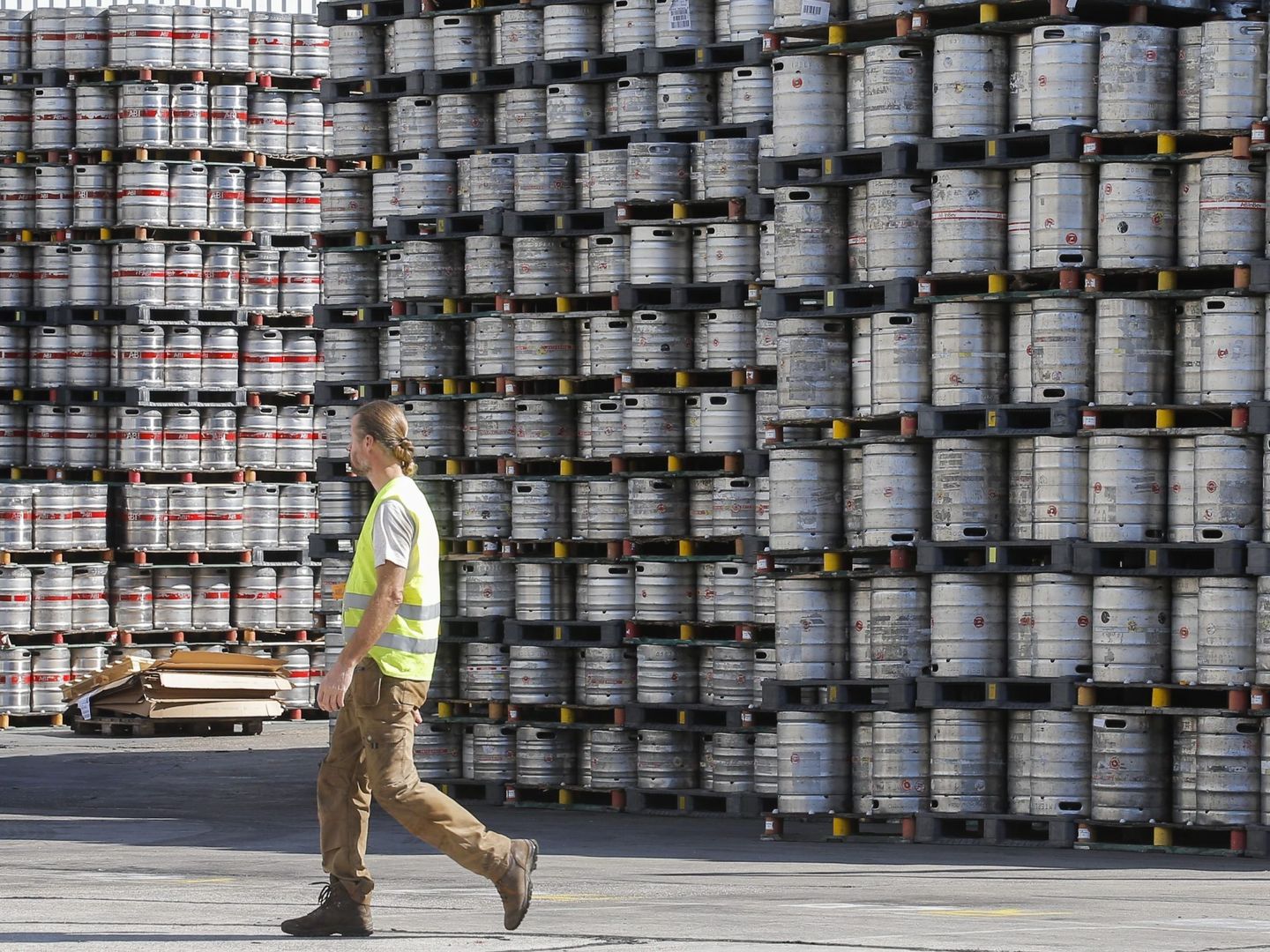 Barriles de cerveza almacenados. (Reuters)