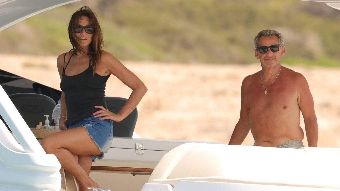 Carla Bruni y Nicolas Sarkozy, en sus vacaciones en Ibiza. (Gtres)