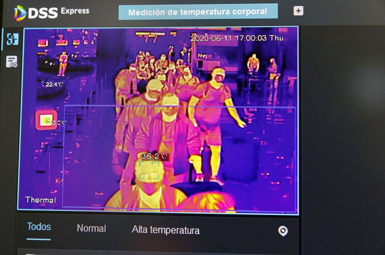 Una pantalla muestra un control de temperatura en el Aeropuerto Adolfo Suárez Madrid-Barajas. (EFE)