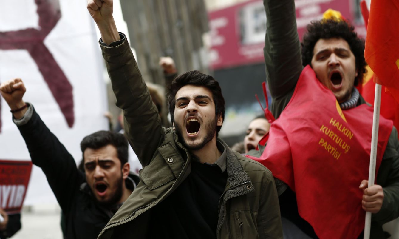 Jóvenes manifestantes protestan contra el referéndum presidencialista en Estambul, el pasado 25 de febrero de 2017 (EFE)