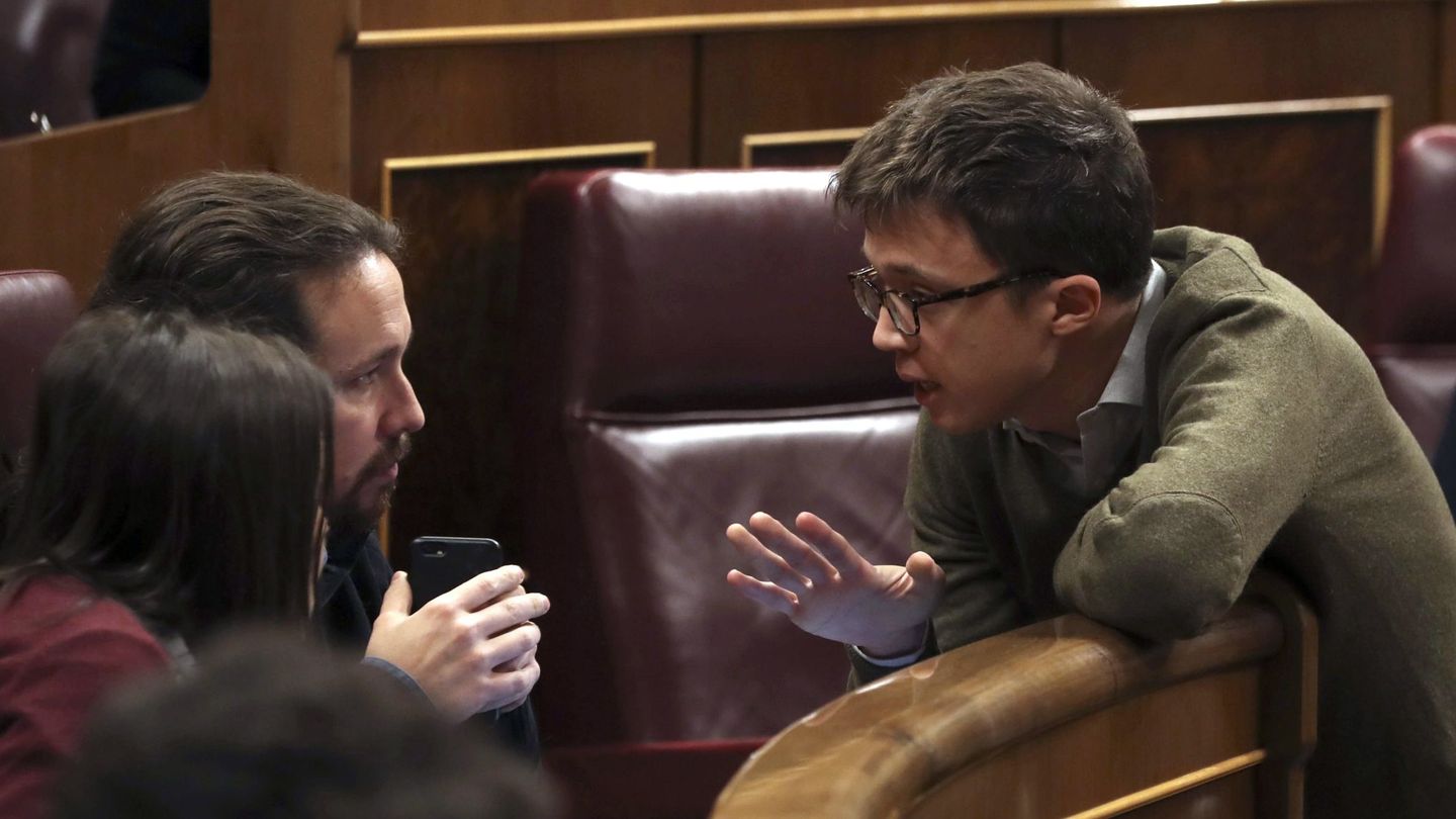 Pablo Iglesias (i) conversa con el diputado de Podemos Íñigo Errejón (d) en el Congreso. (EFE)