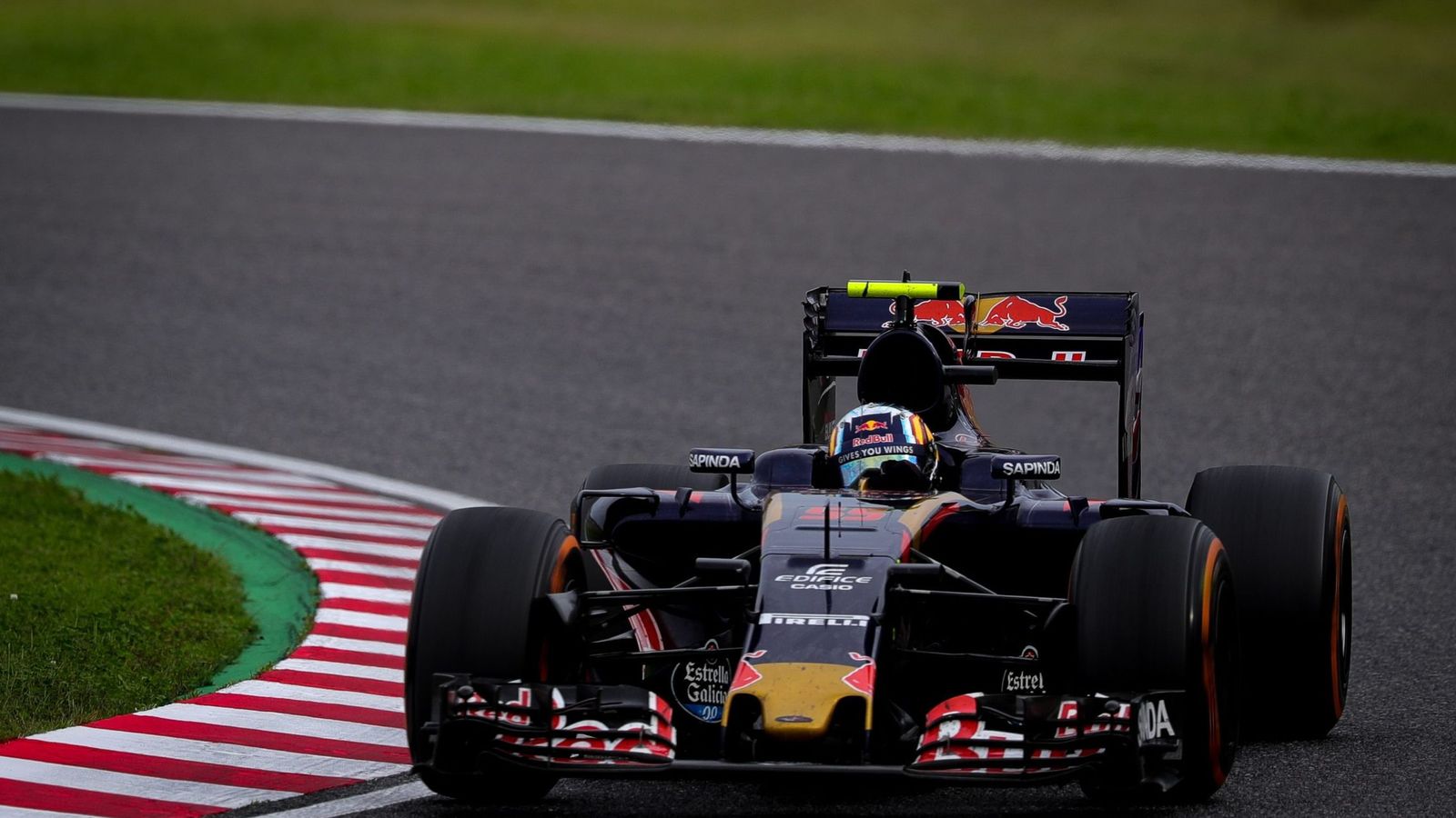 Foto: Carlos Sainz pilotando durante la última carrera, en Japón.
