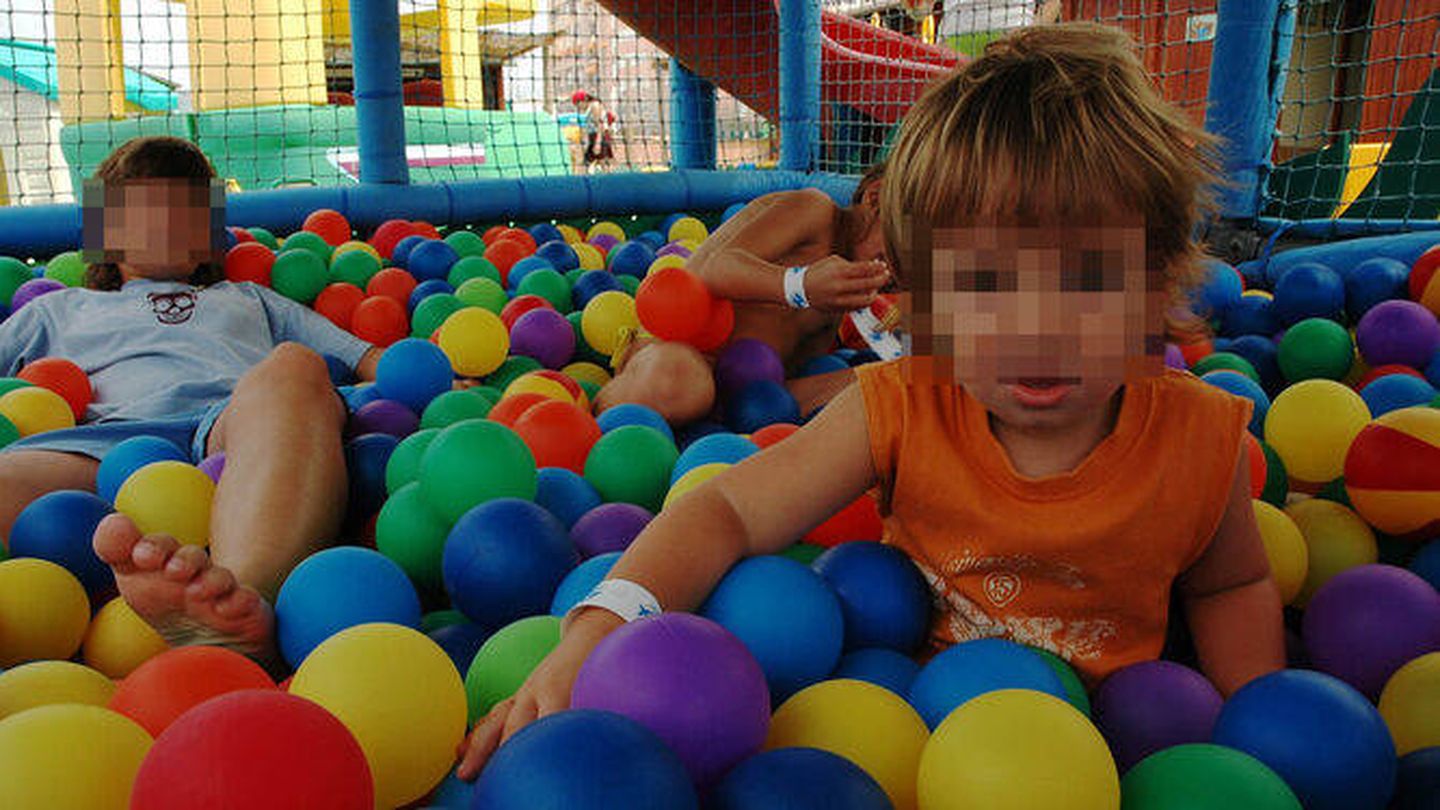 Niños en un parque de bolas. (EFE)
