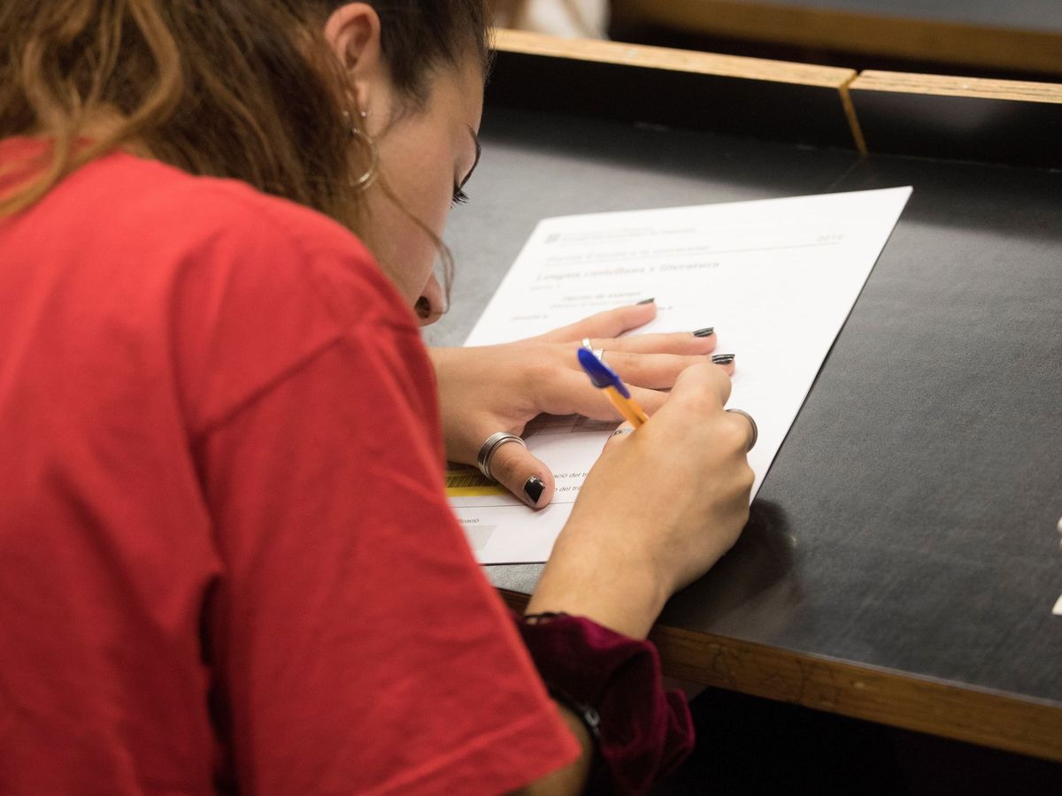 Foto: Una estudiante realiza sus exámenes de selectividad antes de la pandemia 