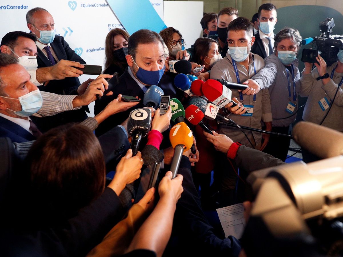 Foto: Ábalos atiende a los medios en el acto sobre el corredor mediterráneo.