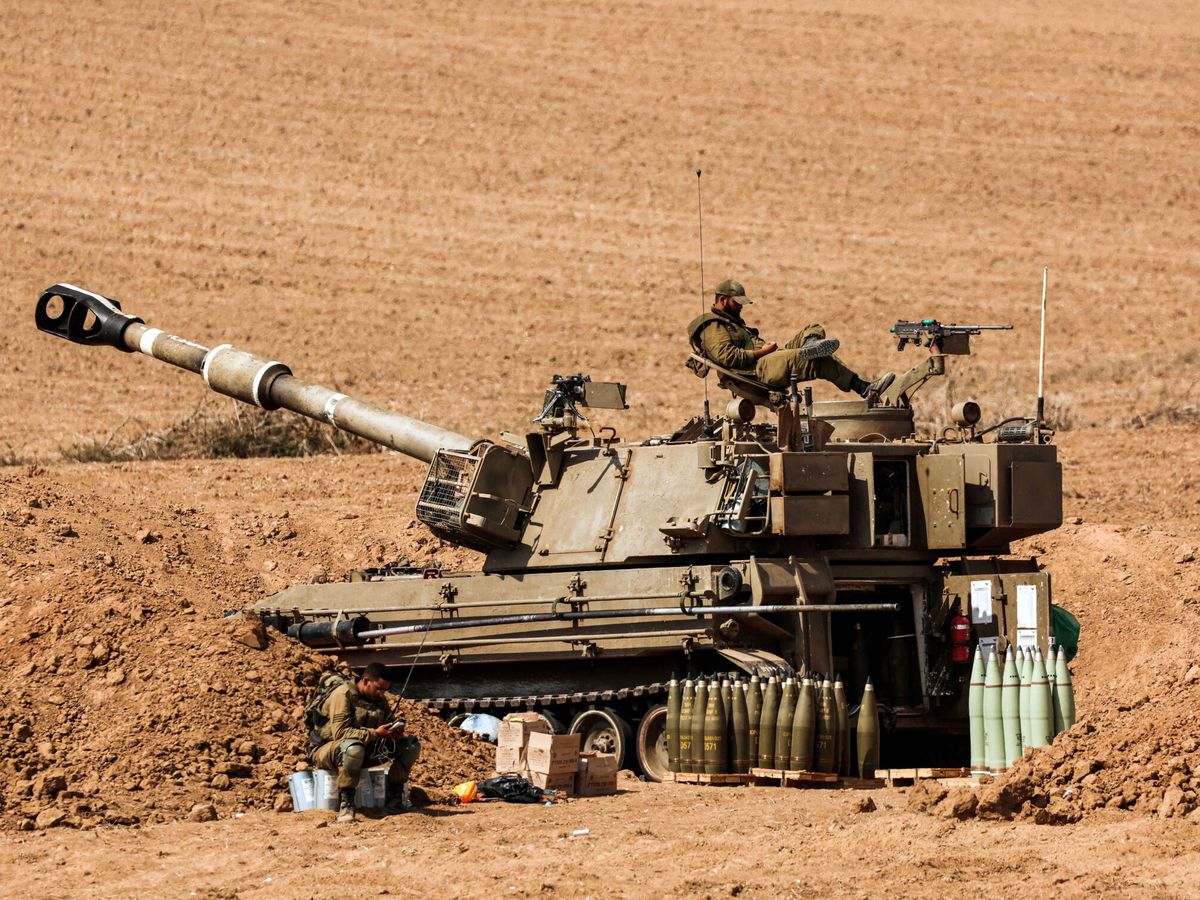 Foto: Un soldado israelí sobre un howitzer cerca de la frontera con Gaza. (Reuters/Violeta Santos Moura)