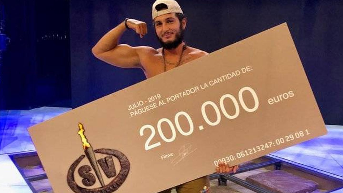 Omar Montes con el cheque de 'Supervivientes 2019'. (Telecinco)