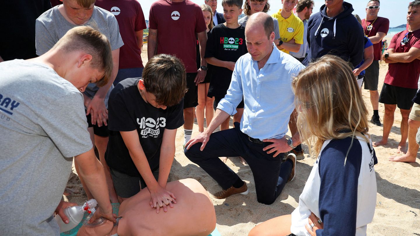 El príncipe Guillermo, durante su visita a la playa Fistral en Cornualles. (Reuters/Pool/Toby Melville)