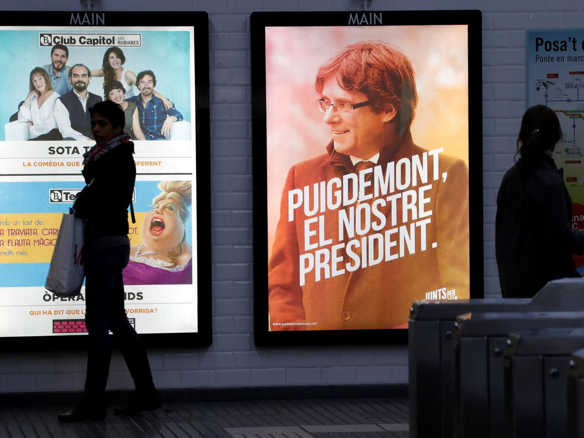 Foto: Un cartel del expresidente catalán Carles Puigdemont en el metro de Barcelona en 2017. (Reuters/Eric Gaillard)