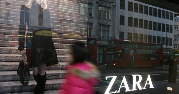 Foto: Una mujer pasa delante de un escaparate de Zara en Oxford Street, Londres. (Reuters)