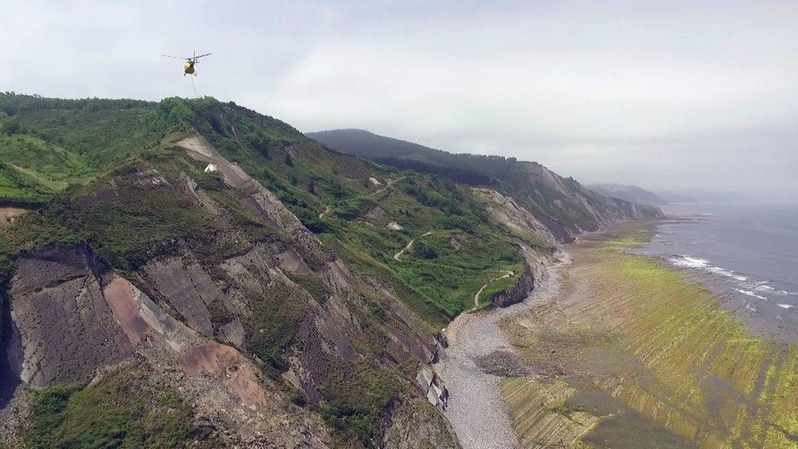 Foto: Los acantilados de 'Juego de tronos' vistos desde el aire en 'Volando voy'. (Cuatro)