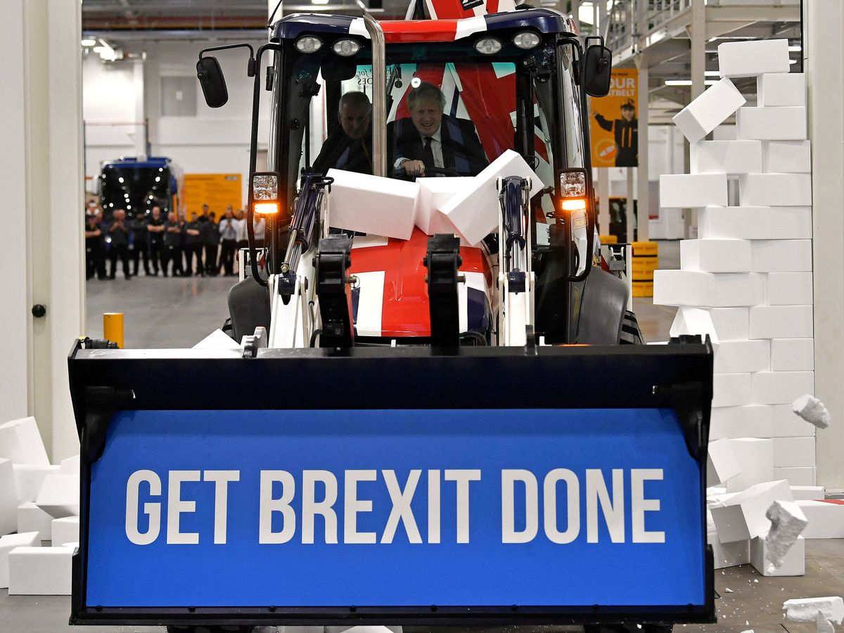 Foto: Boris Johnson conduce un tractor con su eslogan de campaña (Reuters)