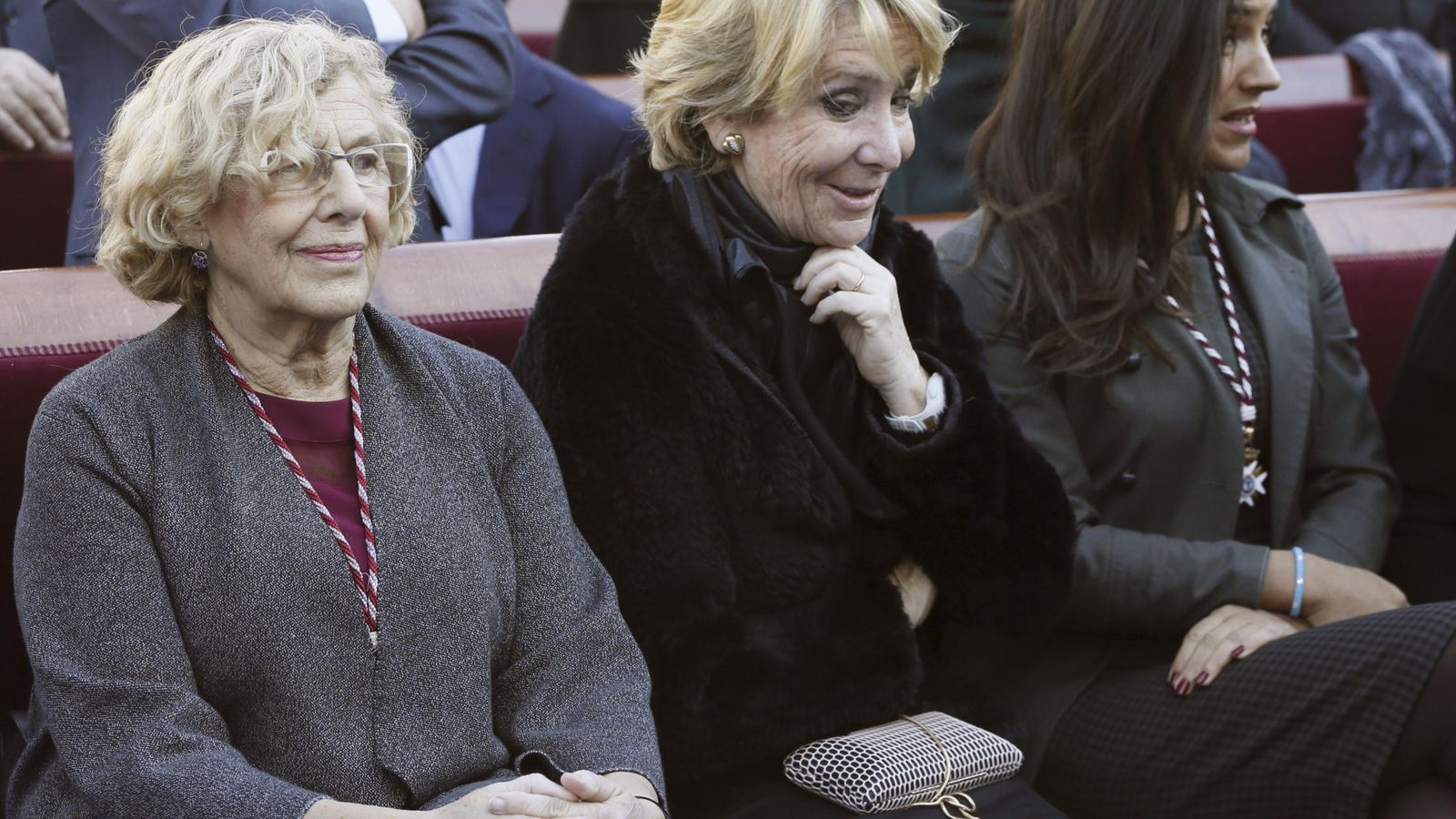Foto: La alcaldesa de Madrid, Manuela Carmena (i), junto a la portavoz popular en el Ayuntamiento, Esperanza Aguirre (c). (EFE)