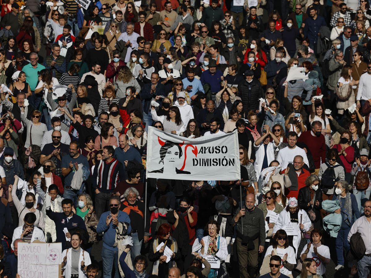 Foto: Pancarta con "Ayuso dimisión", en la manifestación de Madrid. (EFE/Sergio Pérez)