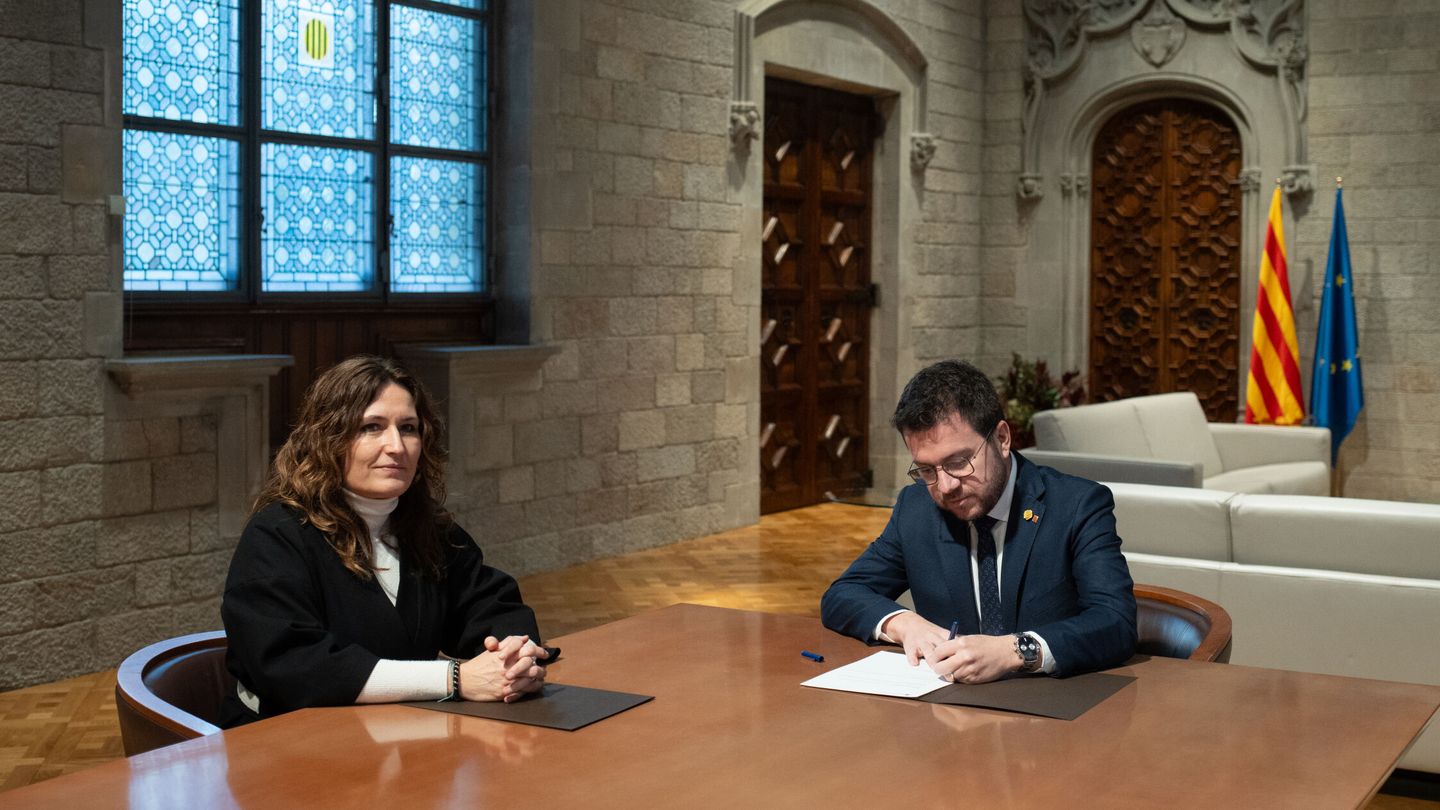 El presidente de la Generalitat de Catalunya, Pere Aragonès, y la nueva vicepresidenta de la Generalitat de Catalunya, Laura Vilagrà (Europa Press/David Zorrakino)