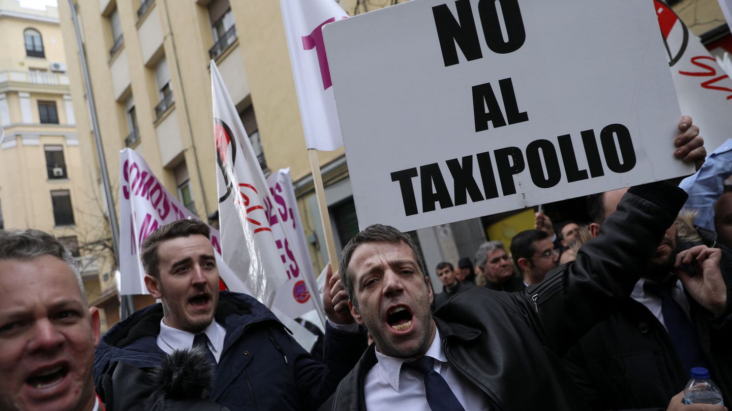 Protestas de conductores VTC ayer en Madrid. (Reuters)