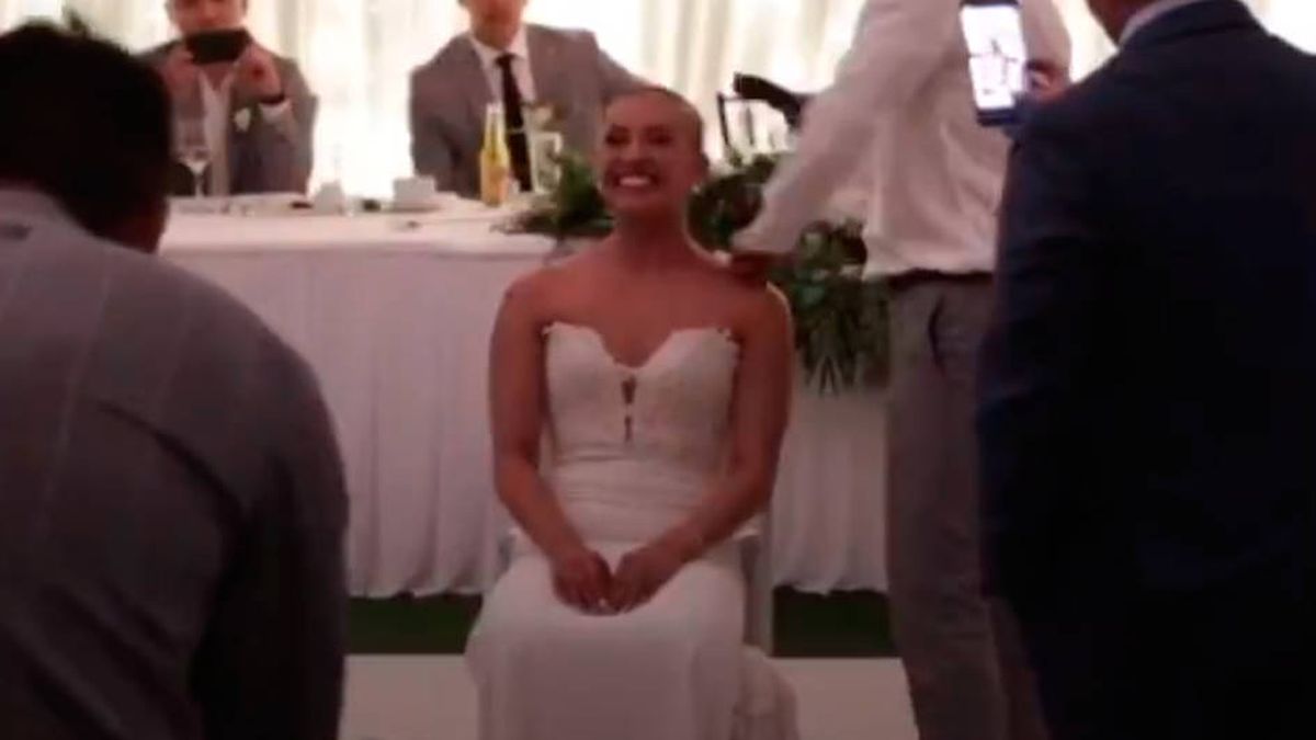 Una pareja se rapa la cabeza en plena boda para recaudar fondos contra el cáncer