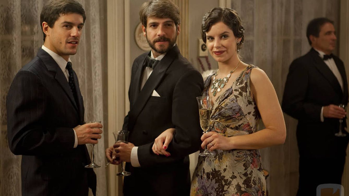 Foto: Jesús, Fernando y Mercedes son los personajes de Alejo Sauras, Félix Gómez y Mariona Ribas en '14 de abril. La República' (RTVE)