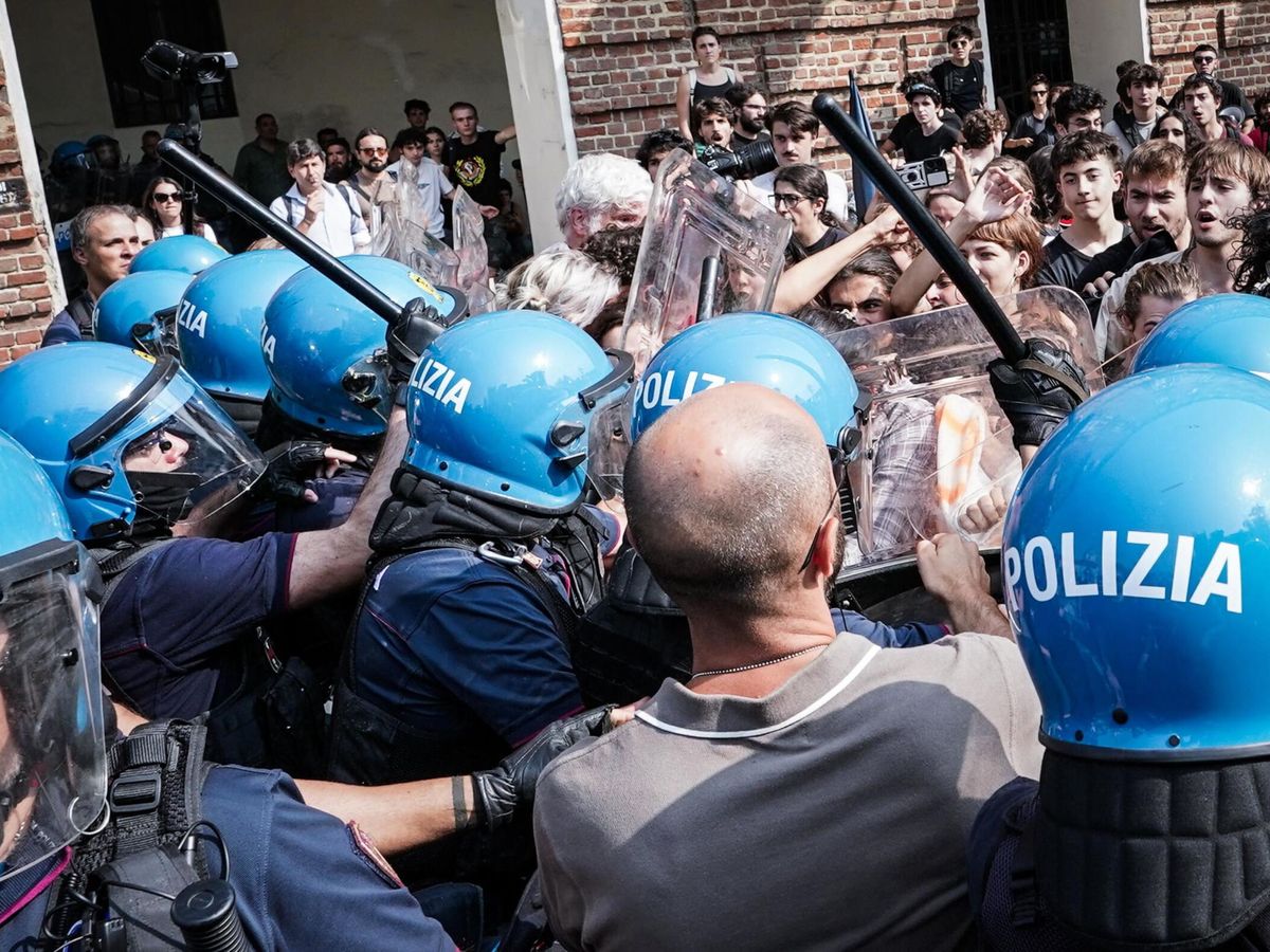 Foto: Enfrentamientos entre la policía y manifestantes contra Meloni en Turín. (EFE/EPA/Tino Romano) 
