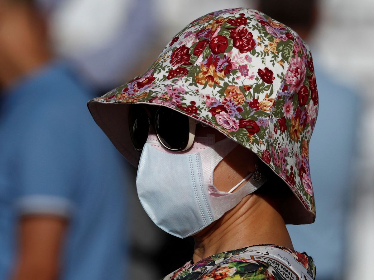 Foto: Una mujer en la ciudad de Ronda, España durante la pandemia del covid-19. (Reuters) 
