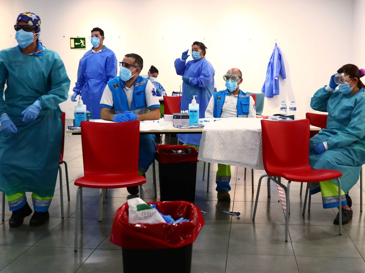 Foto: Sanitarios, en un puesto de test de covid en Madrid. (Reuters)