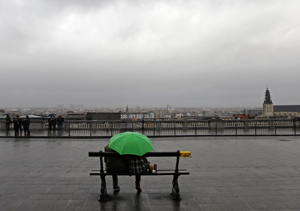 Foto: Una pareja se protege de la lluvia durante un día de invierno en Bruselas. (Reuters)