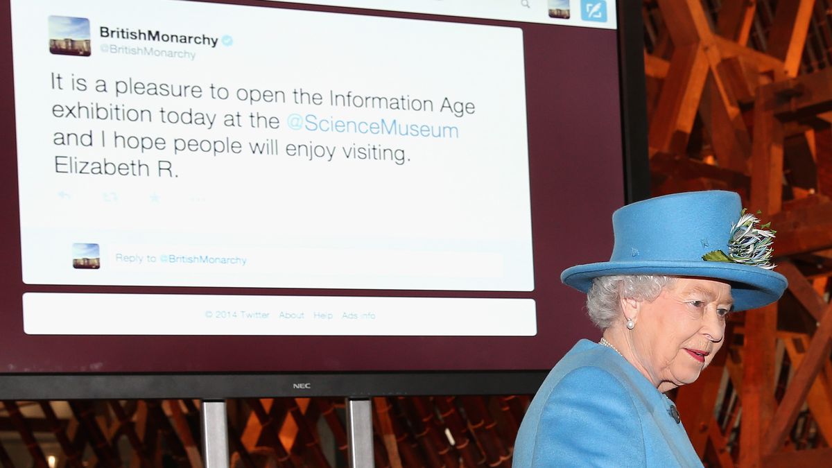 Isabel II, insultada tras escribir el primer 'tuit' de su vida