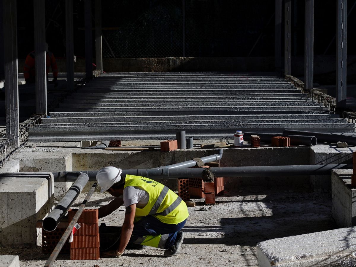 Foto: Trabajadores en una construcción. (EFE/Nacho Gallego)