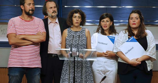 Foto: Los diputados de En Marea, confluencia gallega integrada en el grupo parlamentario de Unidos Podemos, durante una rueda de prensa en el Congreso. (EFE)