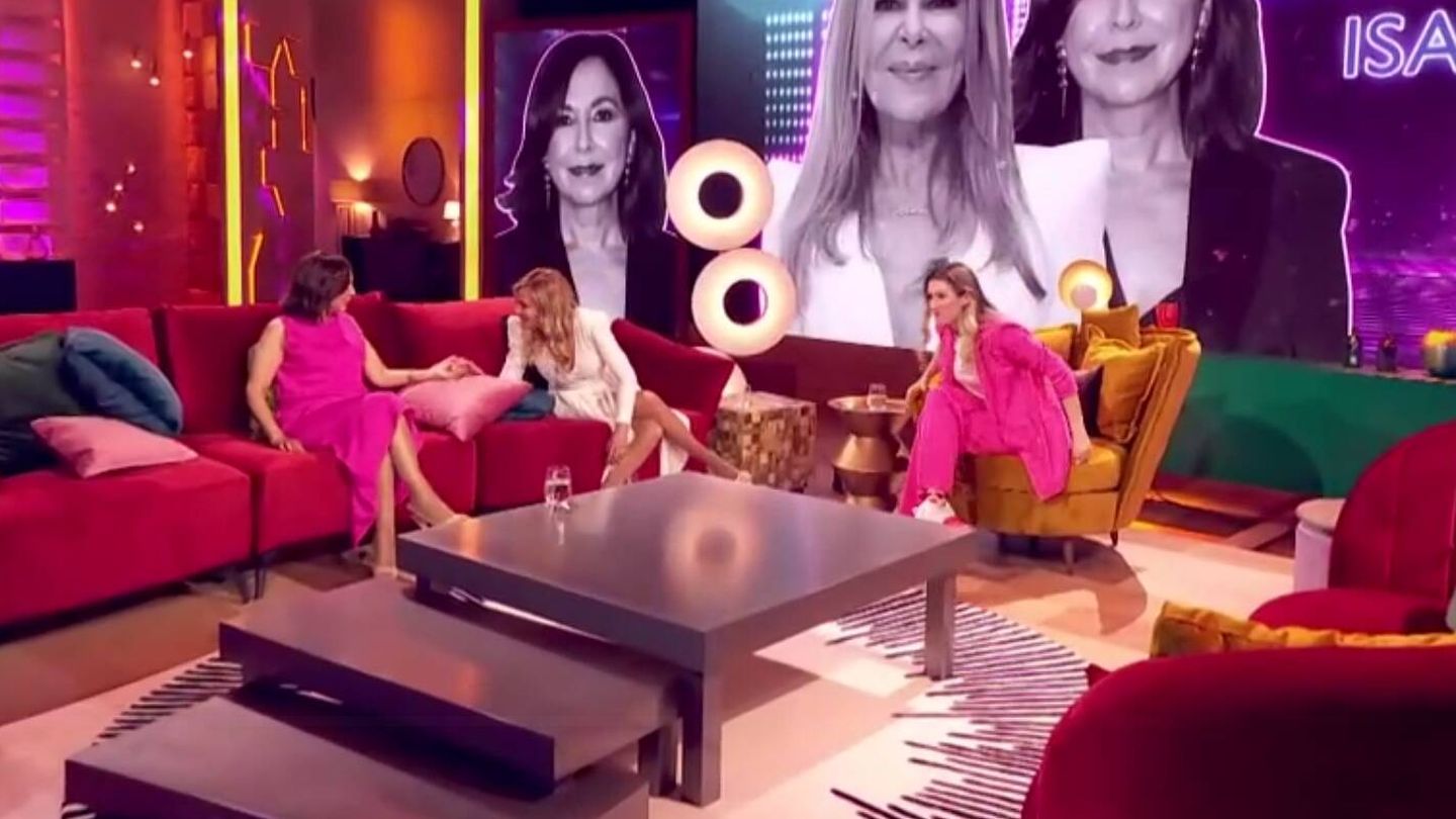 Ana Obregón preguntándole a Isabel Gemio. (RTVE)