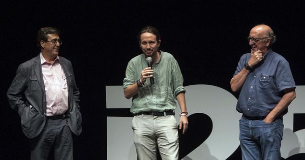 Foto: Pablo Iglesias hablando junto a Jaume Roures. (EFE)