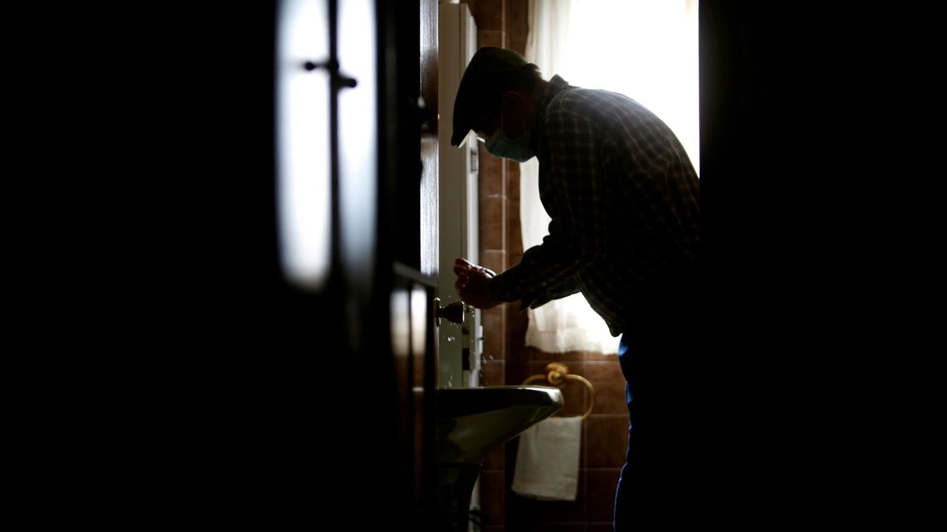 Foto:  Un hombre se lava las manos en su casa del concello coruñés de Pontedeume. (EFE) 