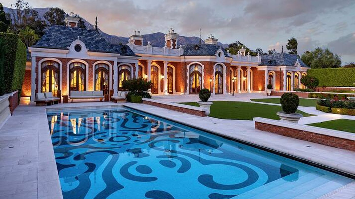 La piscina y el exterior del palacio. (Berkshire Hathaway Luxury Collection)