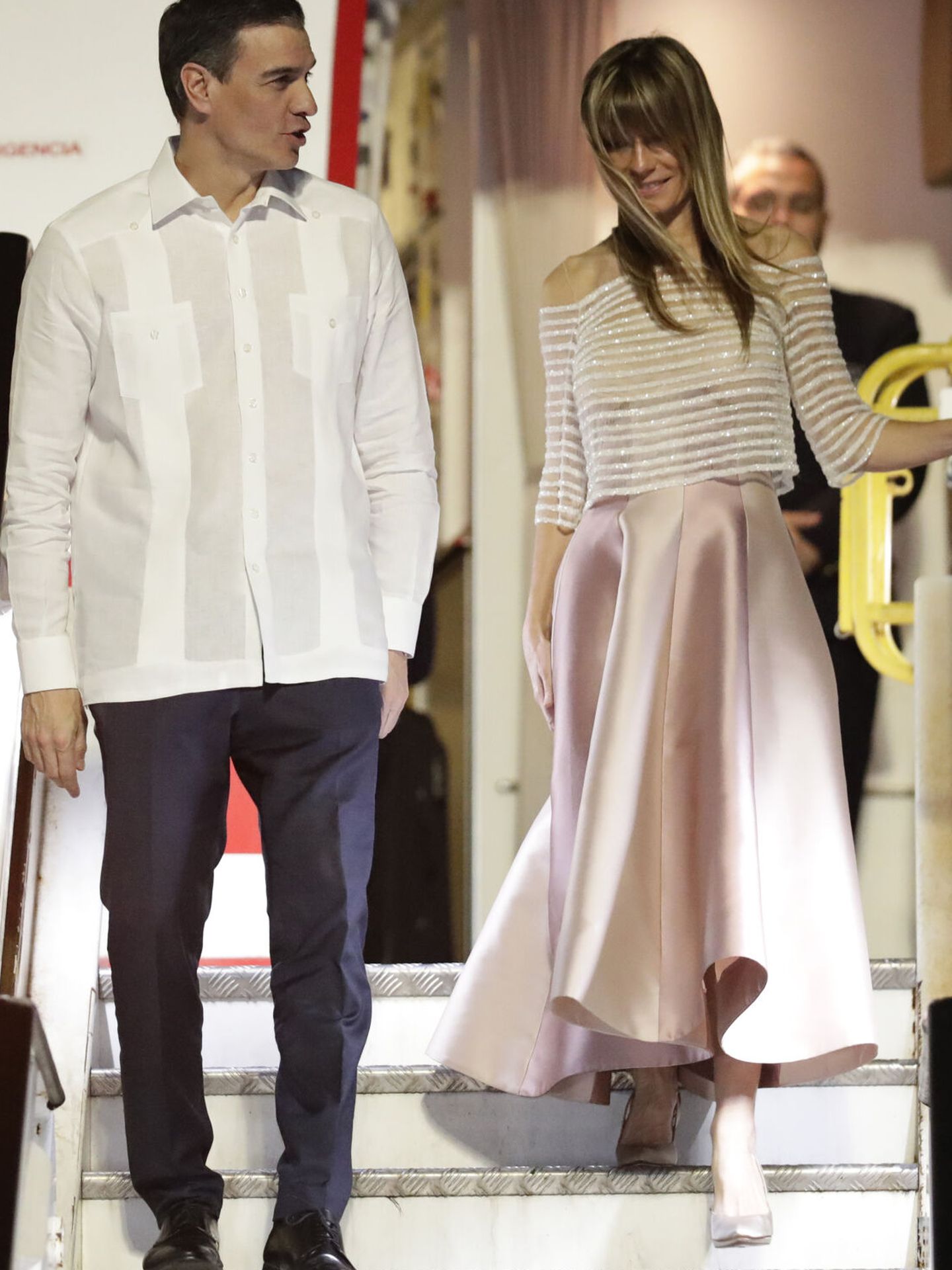 El presidente del Gobierno, con su mujer a su llegada a la Cumbre Iberoamericana en Santo Domingo. (EFE/Bienvenido Velasco) 