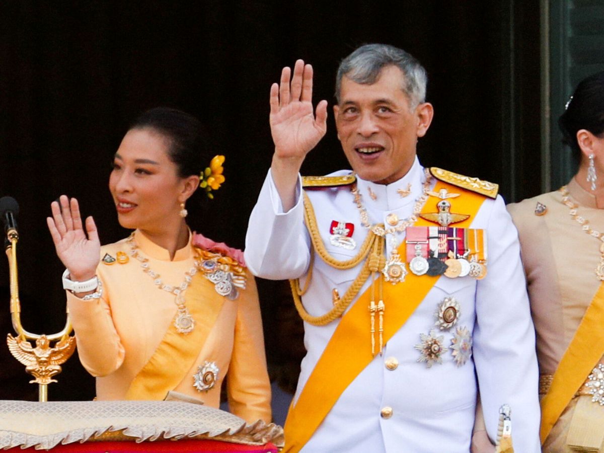 Foto: El rey Vajiralongkorn con su hija, la princesa Bajrakitiyabha. (Reuters/Jorge Silva)
