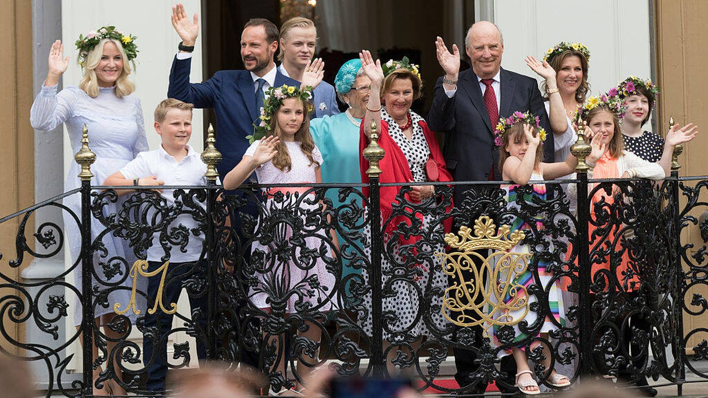 La familia real, menos Ari Behn, saluando desde el balcón. (Getty)