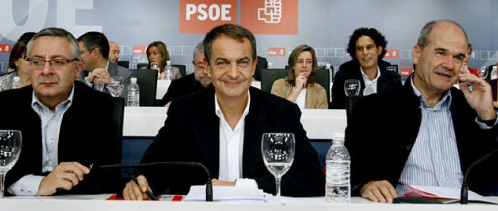 Foto: Zapatero contra los empresarios: "Salimos a su rescate y luego rechazan más impuestos"