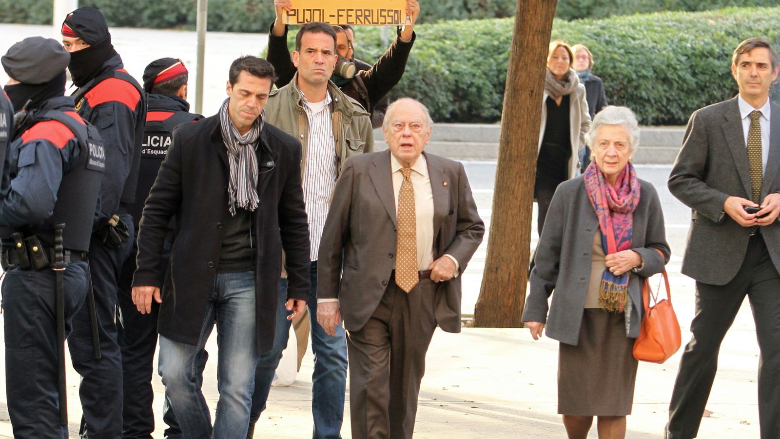 Foto: Jordi Pujol y Marta Ferrusola, a su llegada a los Juzgados de Barcelona. (Gtres)