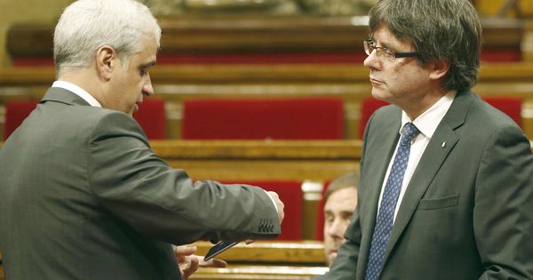 Foto: El presidente de la Generalitat, Carles Puigdemont, y el exconsejero de Justicia, Germá Gordó. (EFE)