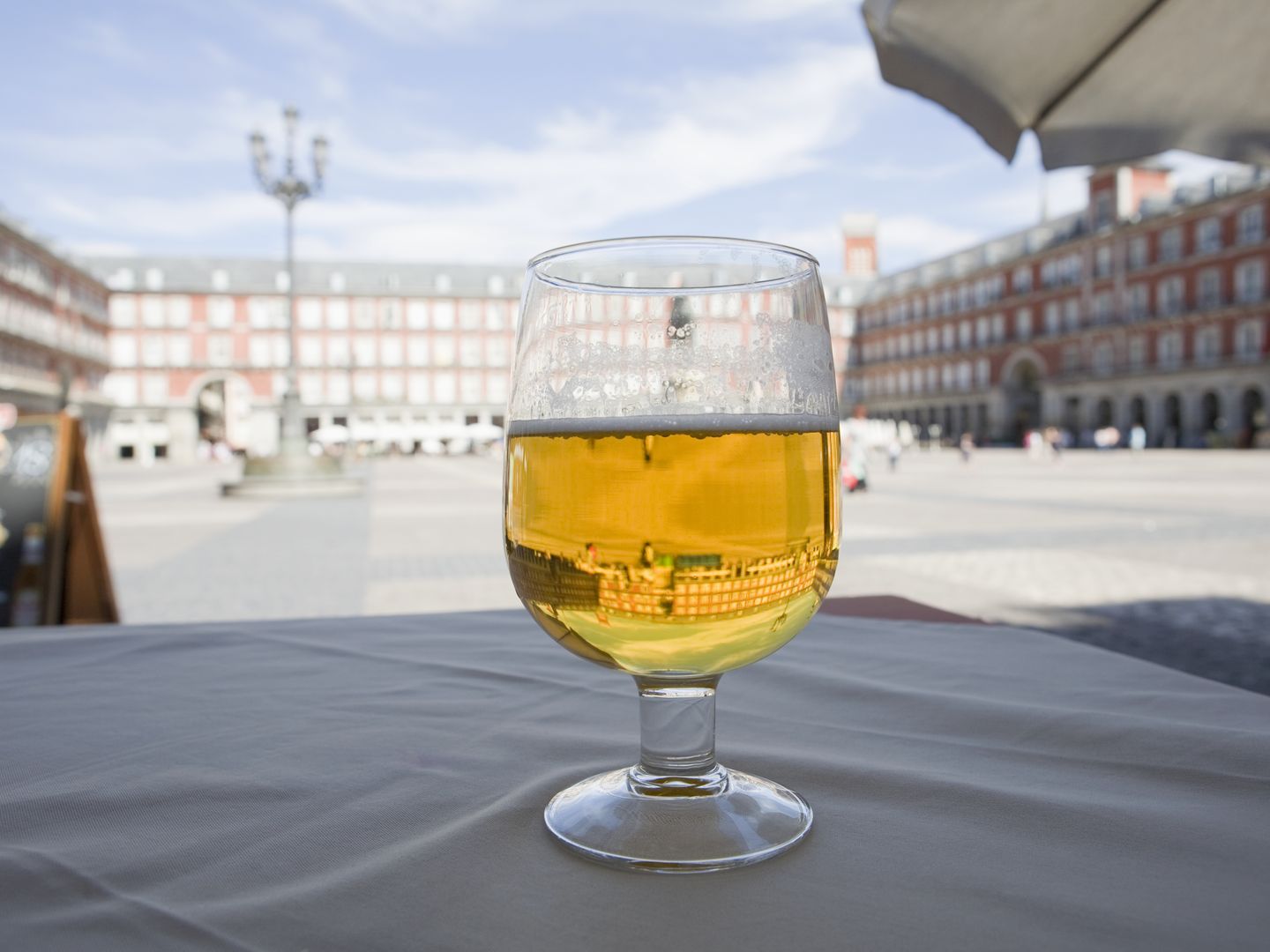 Una cerveza, servida en un bar de la plaza Mayor de Madrid. (EFE)