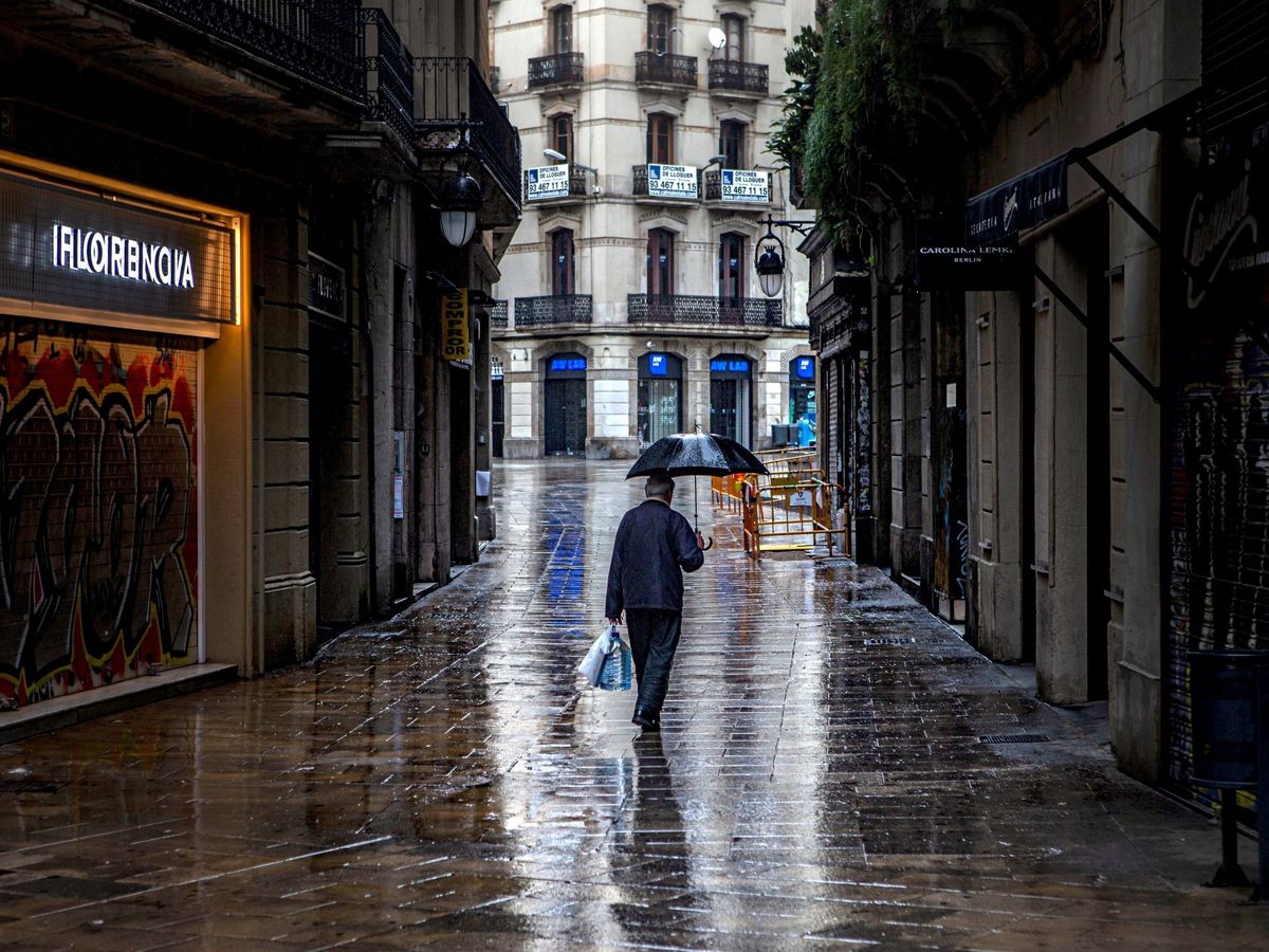Foto: Una calle casi vacía en plena Semana Santa en Barcelona (EFE)