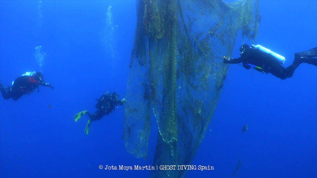 Unos buceadores retiran una red de pesca de 450 kilos y 100 m en aguas del Mediterráneo